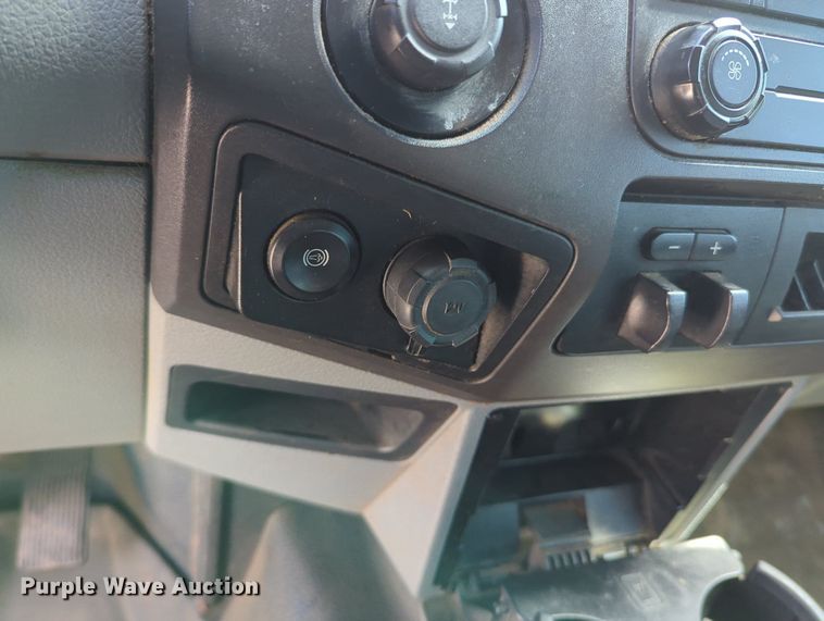 image for item MY9490 2015  Ford F250 Super Duty  Crew Cab pickup truck