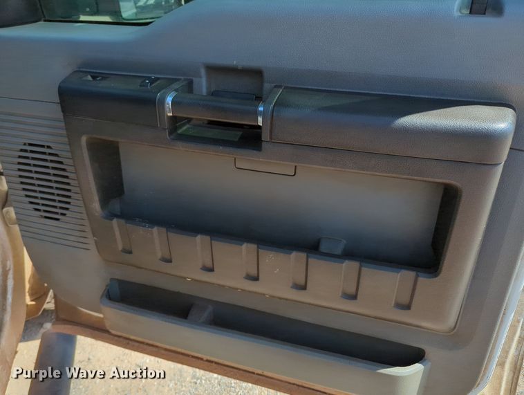 image for item MY9490 2015  Ford F250 Super Duty  Crew Cab pickup truck