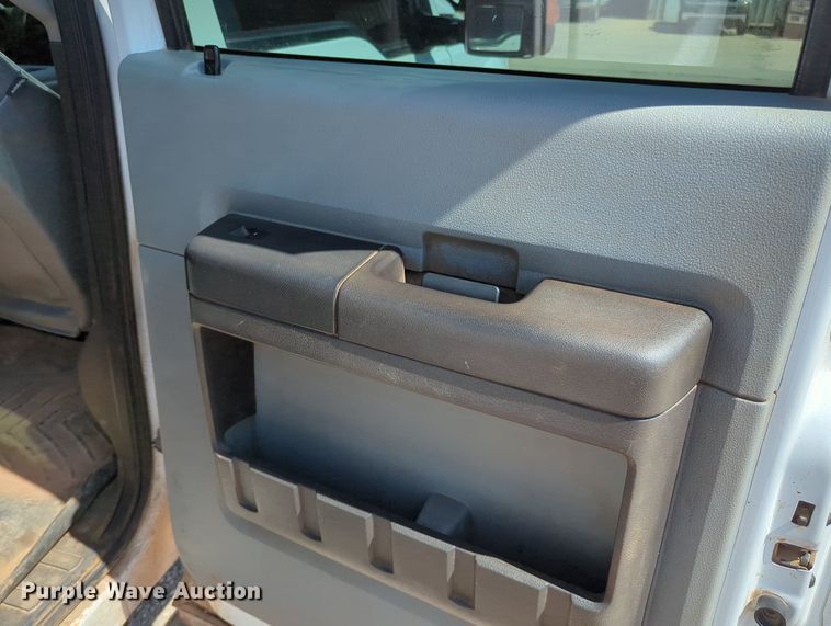 image for item MY9490 2015  Ford F250 Super Duty  Crew Cab pickup truck