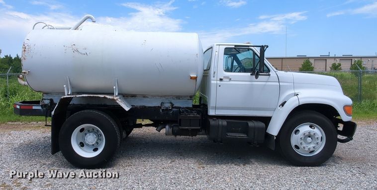 image for item MY9501 1998 Ford F800  water truck