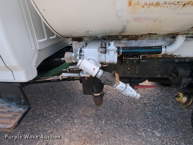 image for item MY9501 1998 Ford F800  water truck