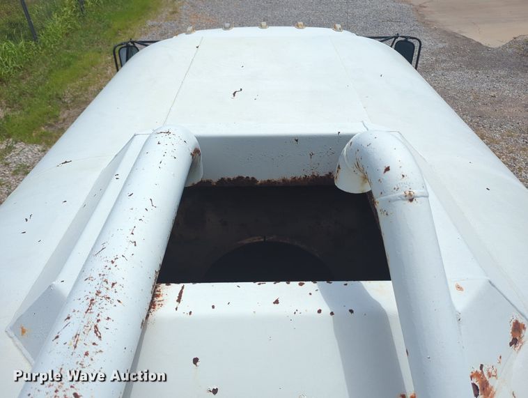 image for item MY9501 1998 Ford F800  water truck