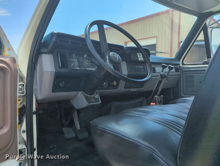 image for item MY9501 1998 Ford F800  water truck