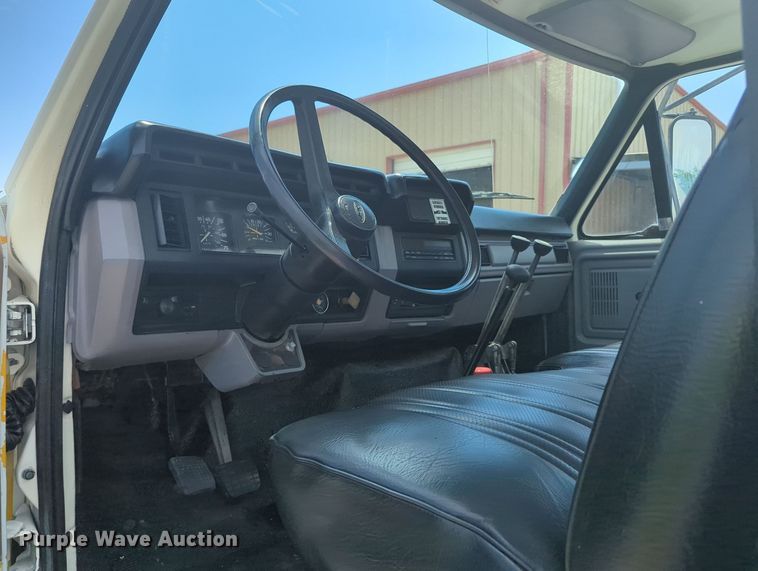 image for item MY9501 1998 Ford F800  water truck