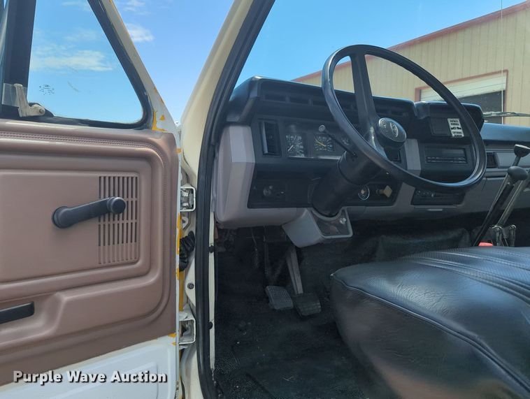 image for item MY9501 1998 Ford F800  water truck