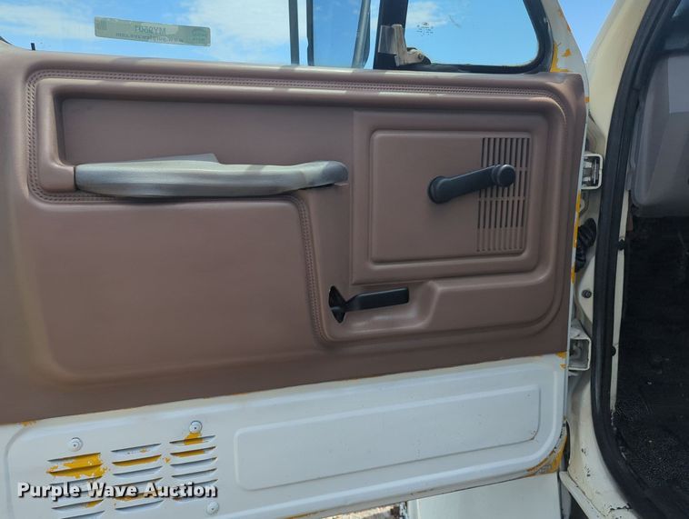 image for item MY9501 1998 Ford F800  water truck