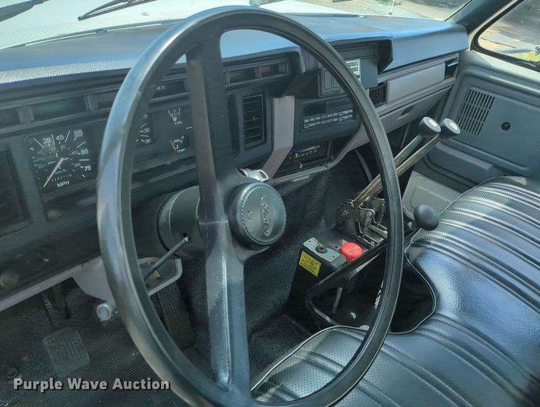 image for item MY9501 1998 Ford F800  water truck