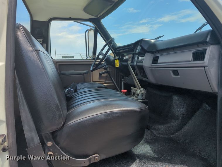 image for item MY9501 1998 Ford F800  water truck