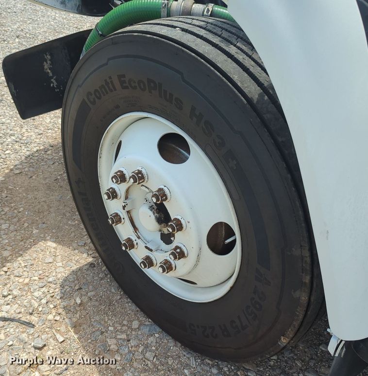 image for item MY9501 1998 Ford F800  water truck