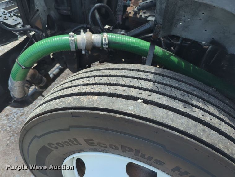 image for item MY9501 1998 Ford F800  water truck