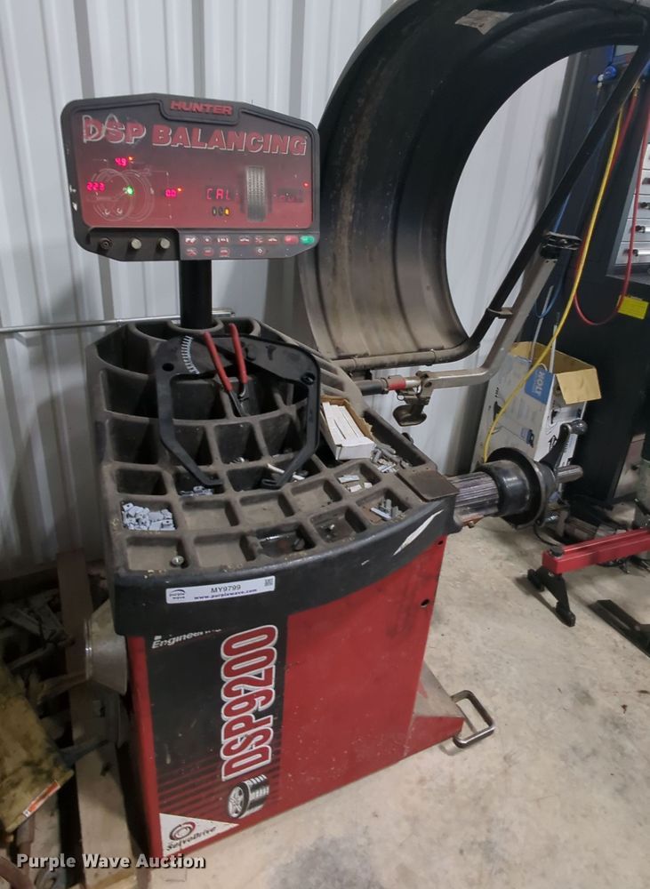 image for item MY9799 Hunter DSP9200  tire balance machine