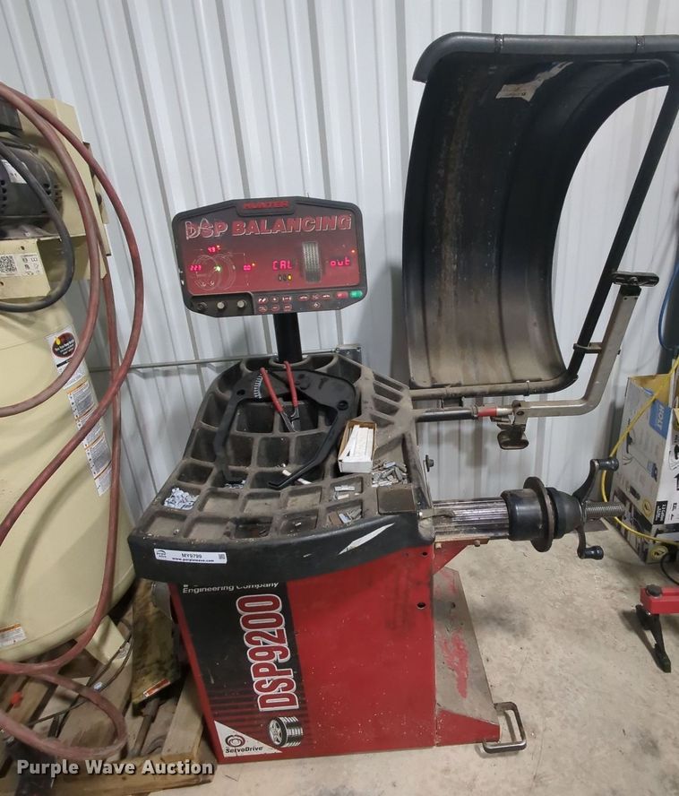 image for item MY9799 Hunter DSP9200  tire balance machine