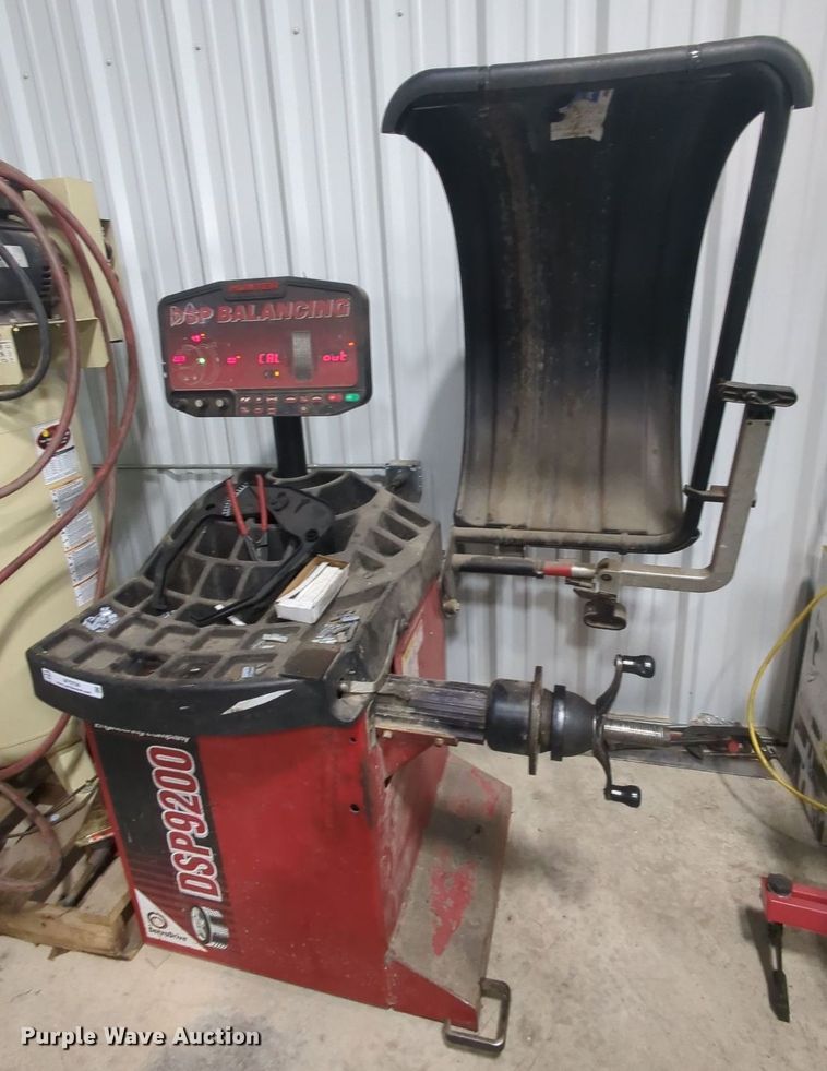 image for item MY9799 Hunter DSP9200  tire balance machine