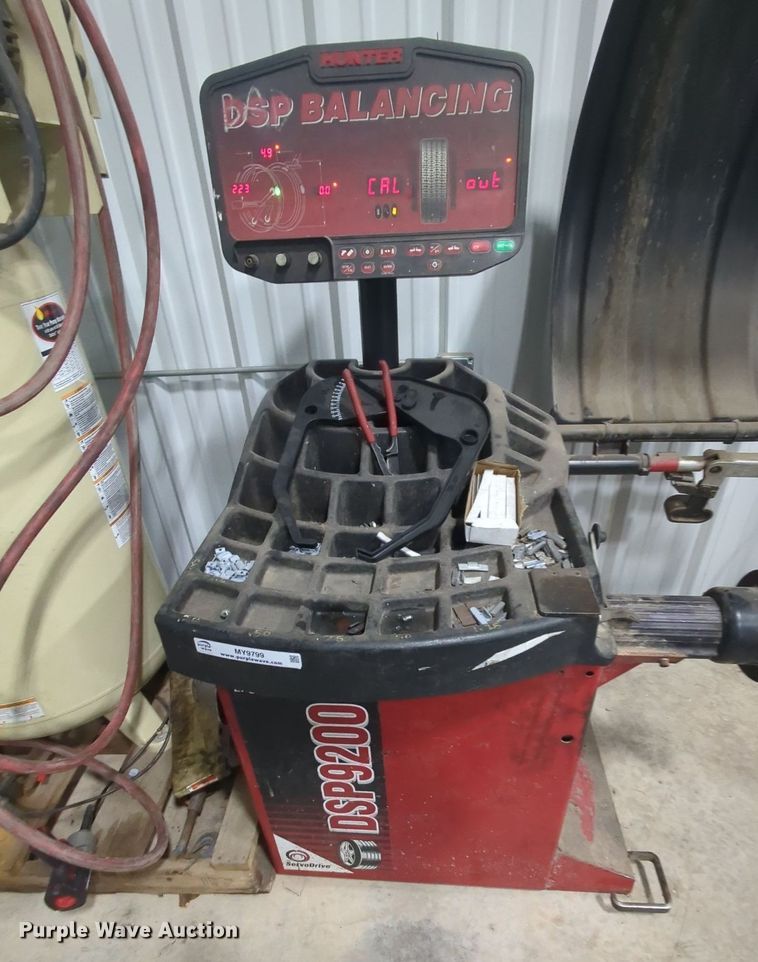 image for item MY9799 Hunter DSP9200  tire balance machine