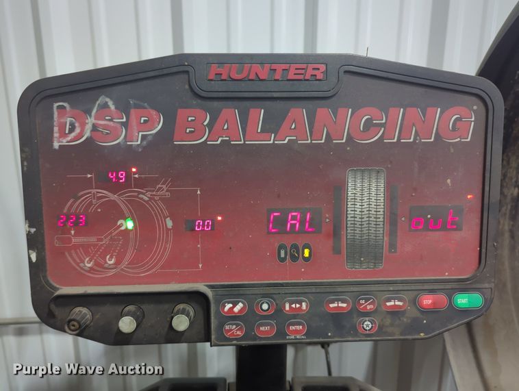 image for item MY9799 Hunter DSP9200  tire balance machine