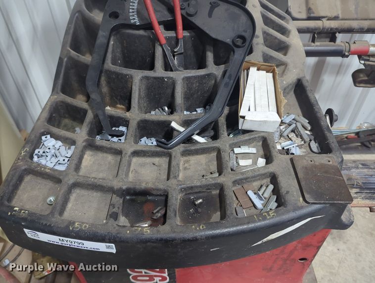 image for item MY9799 Hunter DSP9200  tire balance machine