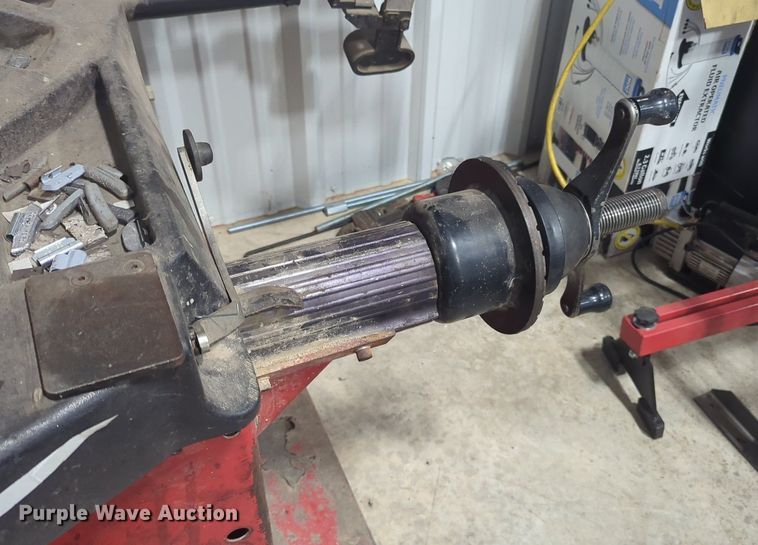 image for item MY9799 Hunter DSP9200  tire balance machine