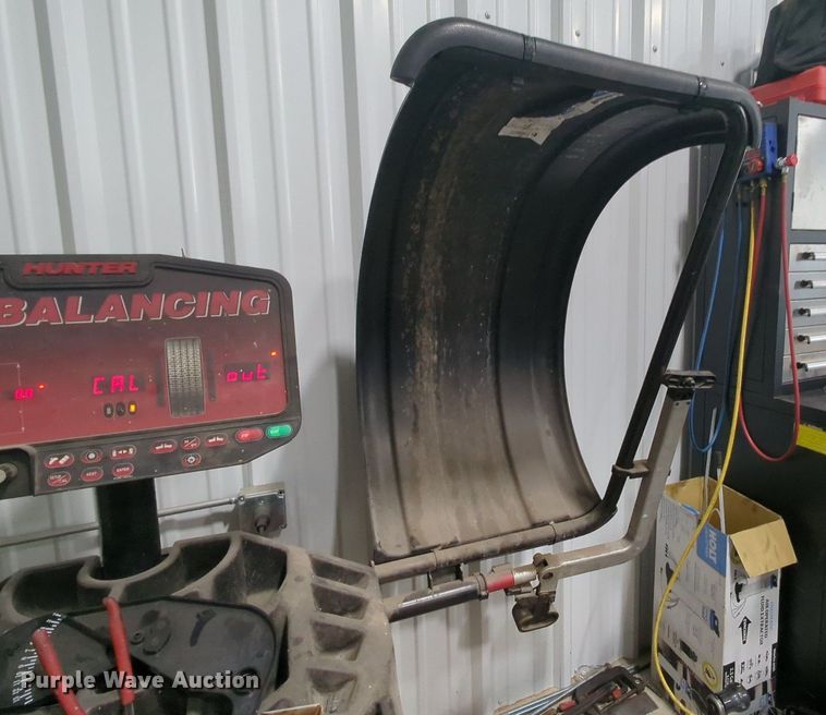 image for item MY9799 Hunter DSP9200  tire balance machine