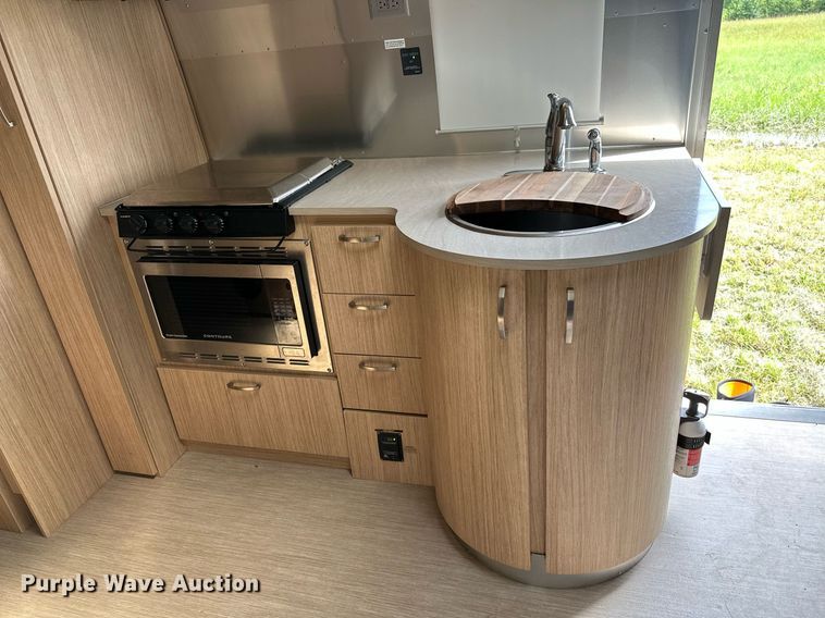 image for item OC9100 2019 Airstream Flying Cloud  camper