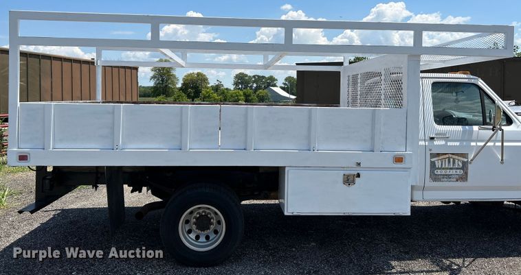 image for item OK9672 1997 Ford F450 Super Duty  flatbed truck