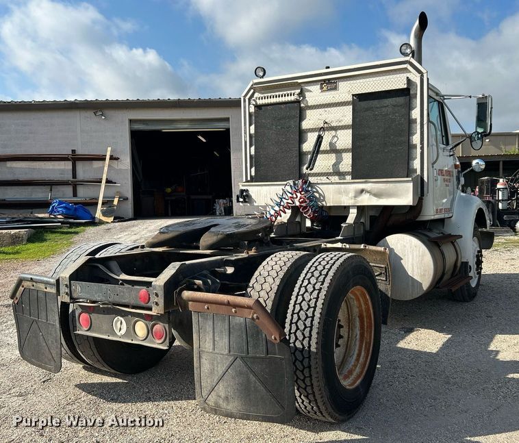 image for item DI7902 1996 International 8200  semi truck