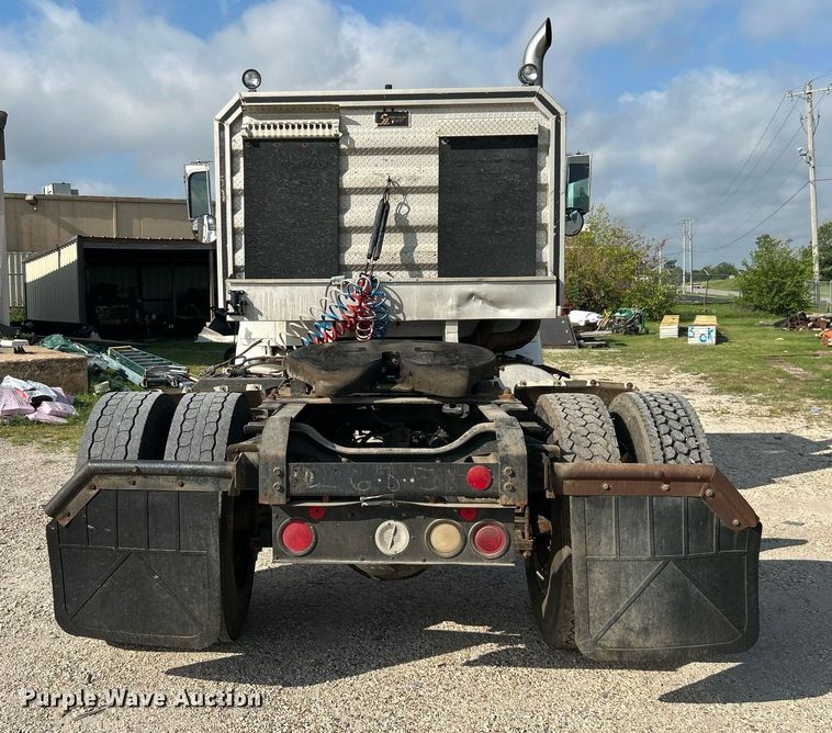 image for item DI7902 1996 International 8200  semi truck