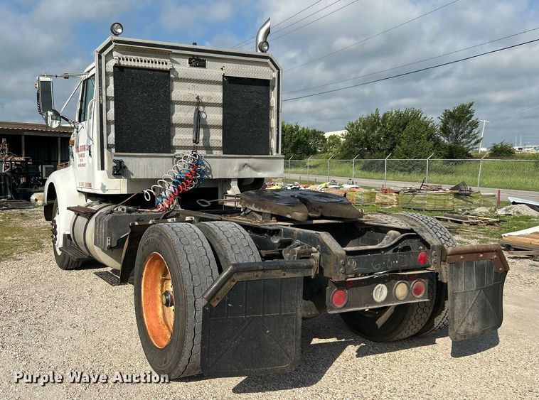 image for item DI7902 1996 International 8200  semi truck