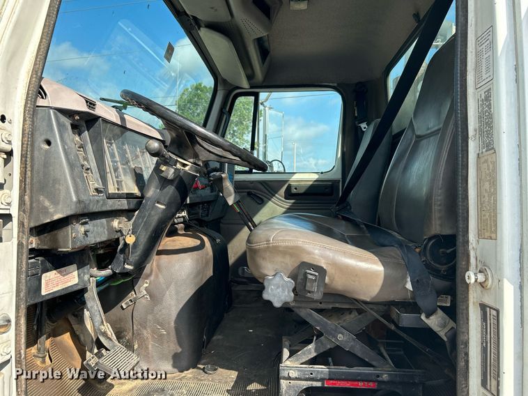 image for item DI7902 1996 International 8200  semi truck