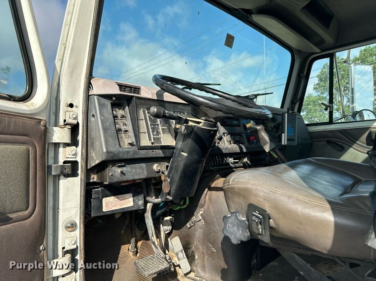 image for item DI7902 1996 International 8200  semi truck