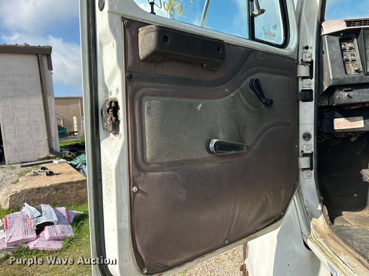 image for item DI7902 1996 International 8200  semi truck