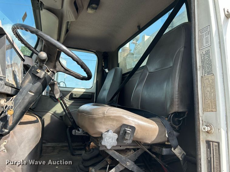 image for item DI7902 1996 International 8200  semi truck