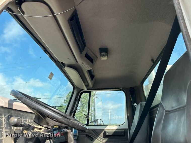 image for item DI7902 1996 International 8200  semi truck