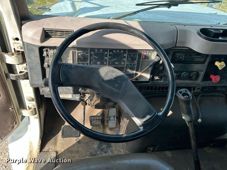 image for item DI7902 1996 International 8200  semi truck