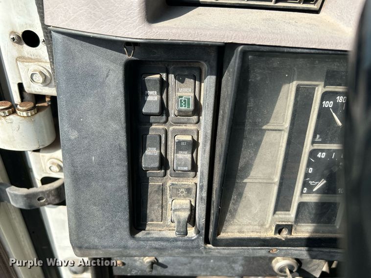 image for item DI7902 1996 International 8200  semi truck