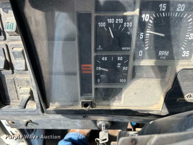 image for item DI7902 1996 International 8200  semi truck