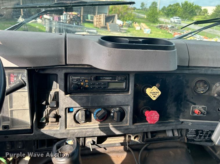 image for item DI7902 1996 International 8200  semi truck