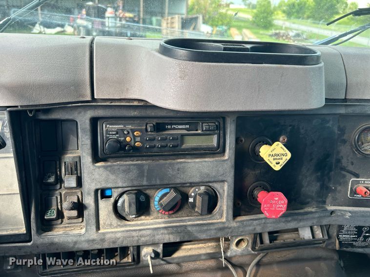 image for item DI7902 1996 International 8200  semi truck