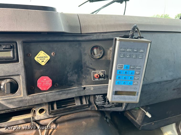 image for item DI7902 1996 International 8200  semi truck