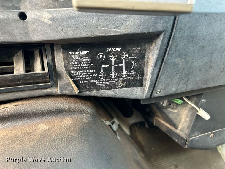 image for item DI7902 1996 International 8200  semi truck