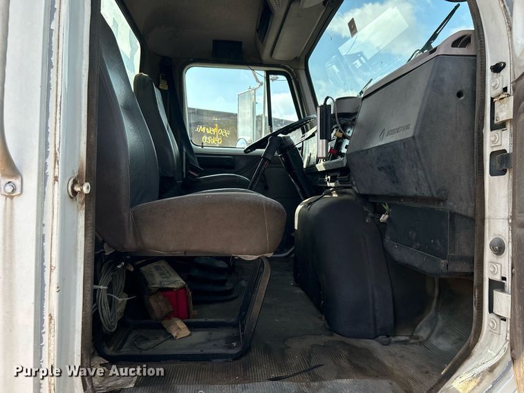 image for item DI7902 1996 International 8200  semi truck