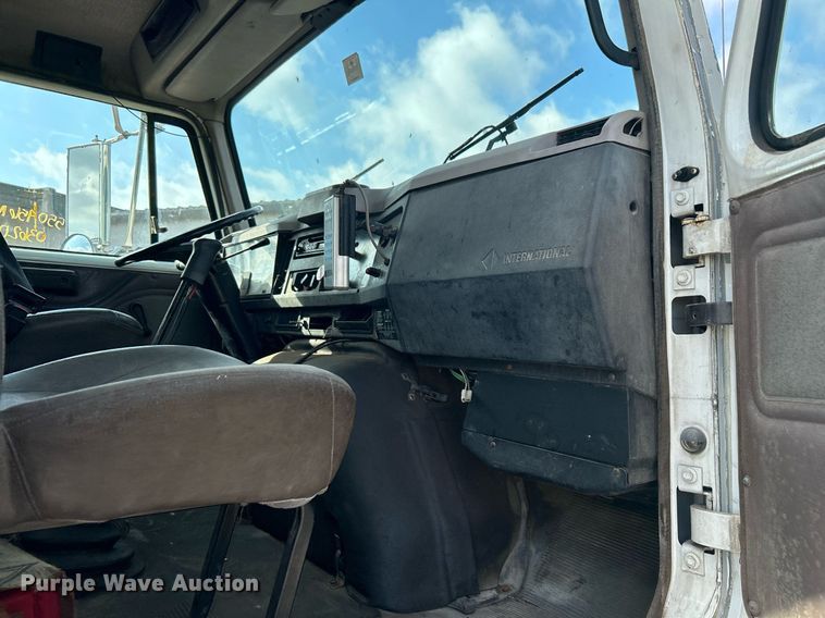 image for item DI7902 1996 International 8200  semi truck