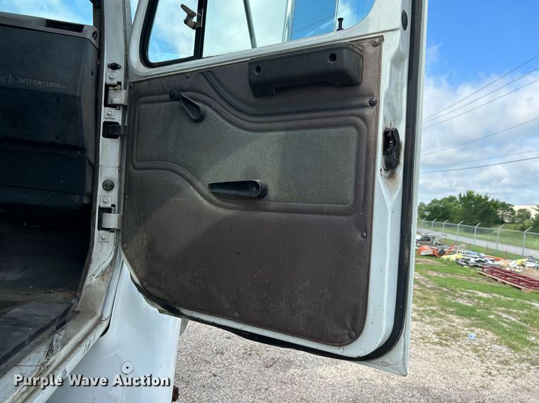 image for item DI7902 1996 International 8200  semi truck