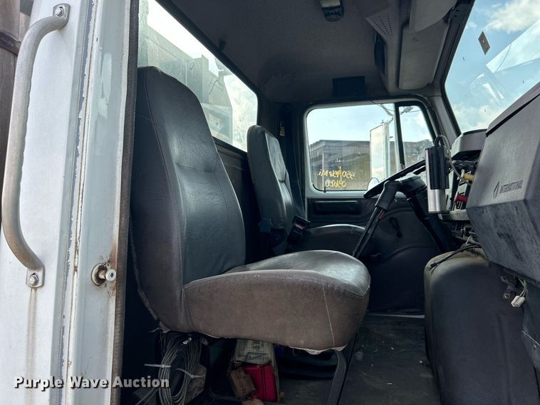 image for item DI7902 1996 International 8200  semi truck