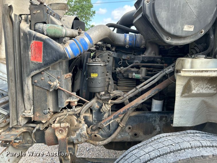 image for item DI7902 1996 International 8200  semi truck