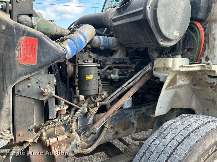 image for item DI7902 1996 International 8200  semi truck