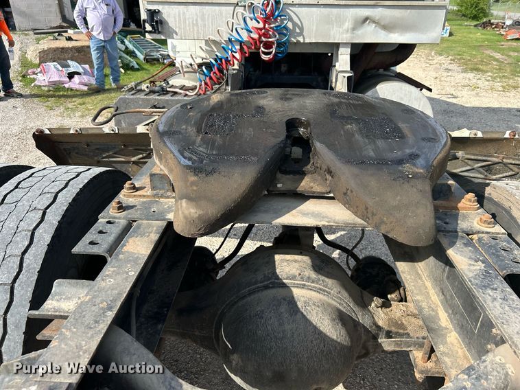 image for item DI7902 1996 International 8200  semi truck