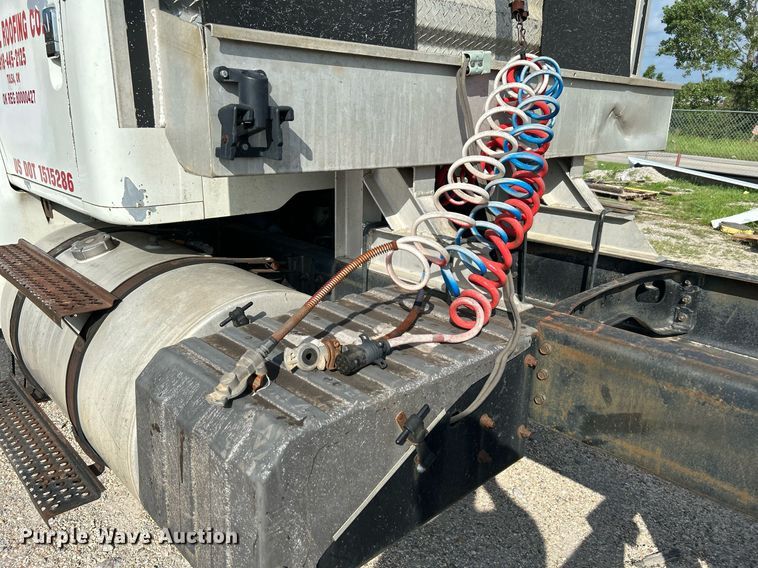 image for item DI7902 1996 International 8200  semi truck