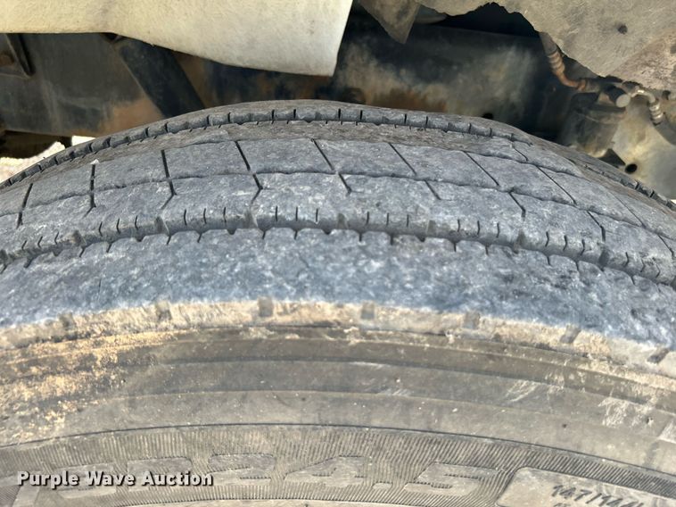 image for item DI7902 1996 International 8200  semi truck