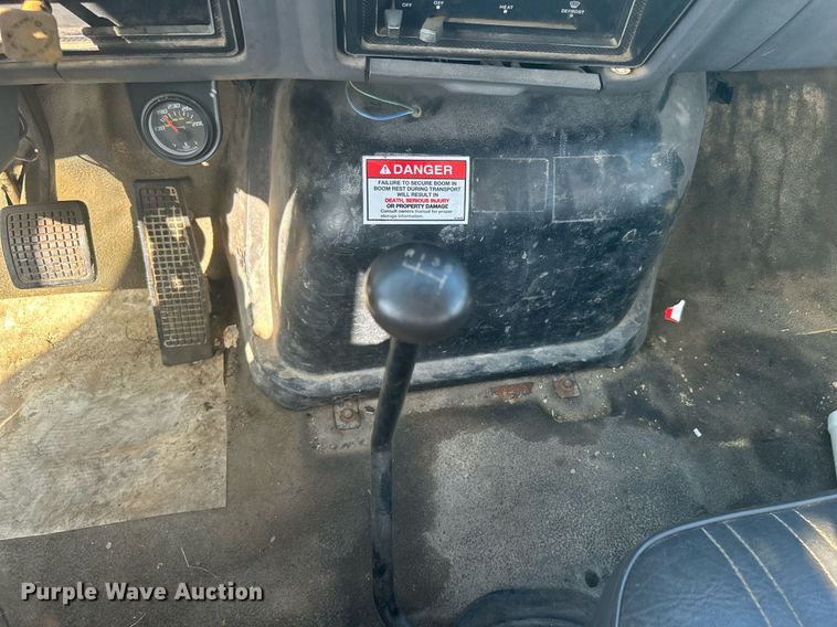 image for item DI7904 1990 Ford F800  crane truck