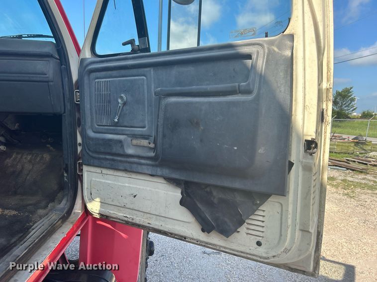 image for item DI7904 1990 Ford F800  crane truck